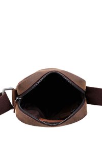 Borsa in pelle marrone con chiusura con zip; presenta una superficie testurizzata e un interno in tessuto scuro; include una tracolla marrone.