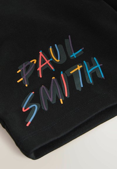 Tissu noir avec "PAUL SMITH" imprimé en lettres capitales colorées et superposées dans des teintes rouges, bleues, jaunes et violettes.