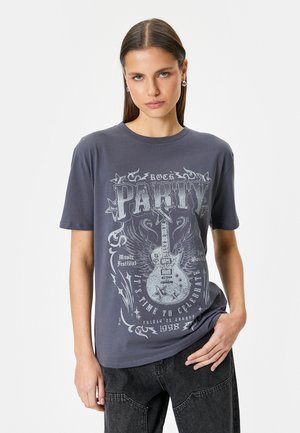 - T-shirt z nadrukiem
