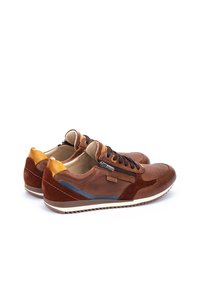 Sneaker in pelle marrone e scamosciato con una finitura testurizzata, accenti gialli a contrasto e lacci neri, dotati di zip laterale e rifiniture blu.