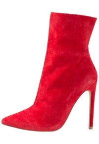 Stivale alla caviglia in suede rosso con punta affusolata, alto tacco a stiletto e texture liscia. Presenta cuciture minime e nessun hardware visibile.