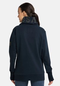 Marineblaue Sweatshirt mit hohem Kragen, aus strukturiertem Stoff und mit aufgedrucktem Logo auf der Rückseite. Mit gerippten Bündchen und Saum.