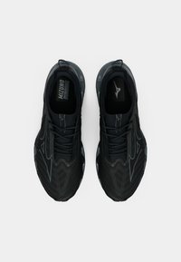 Zapatillas de correr negras con un upper texturizado, detalles en azul contrastante y una suela acolchada. Cuenta con un diseño aerodinámico y cierre de cordones.