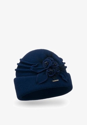 Cappello di lana blu navy con forma rotonda, texture arricciata e un accento floreale caratterizzato da rose di tessuto con centri di perline. Dettaglio del logo in metallo incluso.