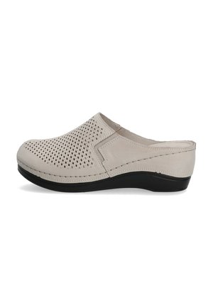 Lysebeige slip-on sko med perforeret overdel for åndbarhed og en sort polstret sål designet til komfort og støtte.