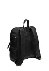 Zaino nero realizzato in tessuto resistente, dotato di spallacci regolabili, maniglia superiore, tasche con zip e una texture liscia con design minimalista.