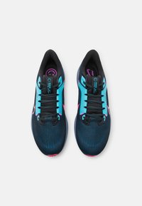 Scarpe da atletica blu e nere con una tomaia in mesh testurizzato, dotate di accenti rosa e lacci neri, progettate per il comfort e le prestazioni.