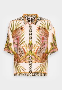 Chemise à manches courtes avec boutons, base rose, motifs léopard et feuillages, col contrastant avec accents imprimé animal, et coupe décontractée.