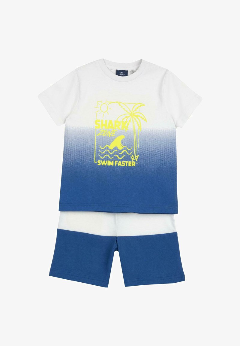 T-shirt à manches courtes avec un dégradé blanc et bleu, orné d'un motif de requin jaune, associé à un short bleu avec une bande blanche à l'ourlet.