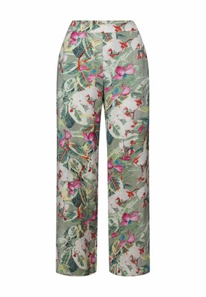 Top blanco de manga corta con escote en V, combinado con pantalones anchos con estampado floral en tonos verdes y rosas. Incluye un bolso tejido color beige y sandalias marrones.