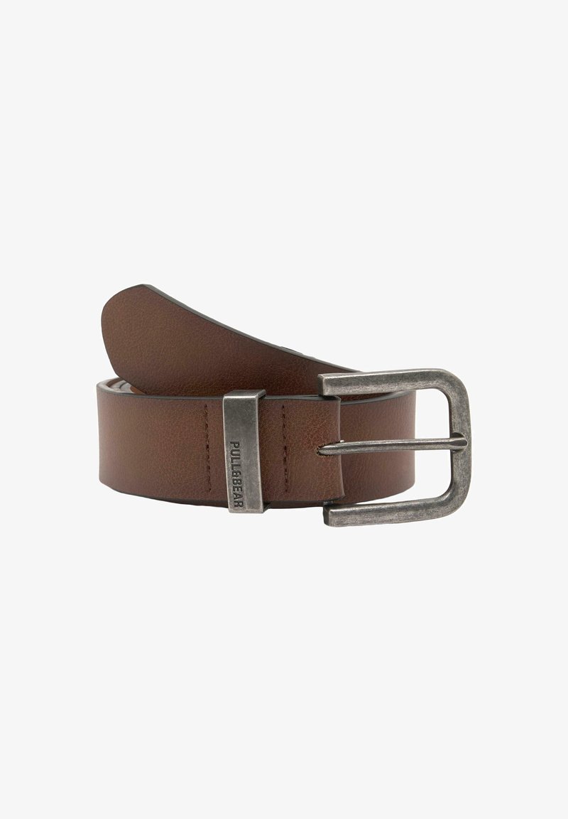 Bruine faux leren riem met een rechthoekige zilverkleurige metalen gesp en reliëf merknaamdetail op de band. Soepele textuur.