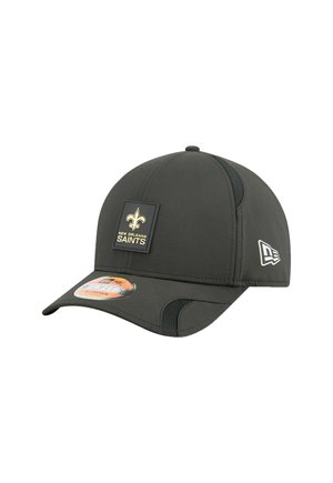 Dunkelgraue New Orleans Saints Mütze mit strukturiertem Design, ausgestattet mit einem goldenen Fleur-de-lis-Emblem und einem Markenetikett an der Seite.