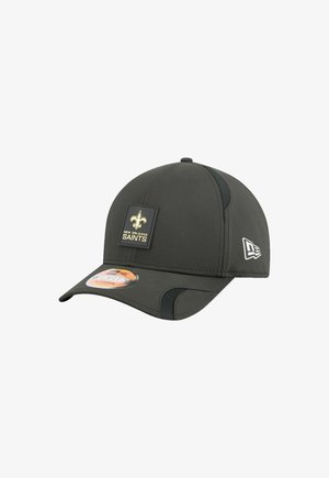 Dunkelgraue New Orleans Saints Mütze mit strukturiertem Design, ausgestattet mit einem goldenen Fleur-de-lis-Emblem und einem Markenetikett an der Seite.