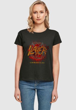 Sort bomulds t-shirt med korte ærmer, prydet med en livlig grafik: "SLAYER" i gul og rød, med "GOD HATES US ALL" nedenfor i gul.