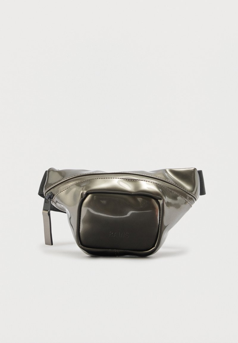 Λανθασμένη μεταλλική μαύρη τσάντα μέσης με μπροστινή τσέπη με φερμουάρ και ρυθμιζόμενο μαύρο λουράκι σε λευκό φόντο.