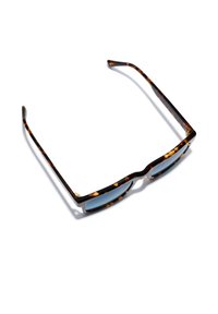 Schildpatt-Sonnenbrille mit rechteckigem Rahmen, dunkelblauen getönten Gläsern und goldenen Akzenten am Scharnierelement. Texturierte Oberfläche des Rahmens.