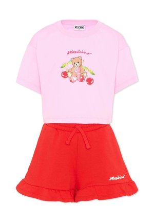 T-shirt corta rosa con grafica di orsetto e ciliegie abbinata a pantaloncini rossi con coulisse, orlo a balze e logo Moschino.