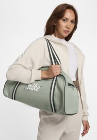 Nike Performance GYM CLUB RETRO - Sportinis krepšys - jade horizon vintage green summit white