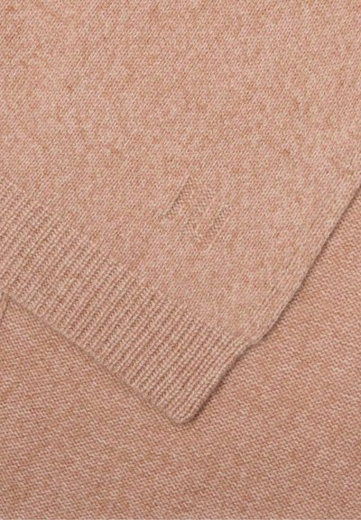 Maglione lavorato a maglia rosa chiaro con un motivo testurizzato, polsini a costine e un sottile dettaglio del logo sul tessuto. Texture morbida e liscia.