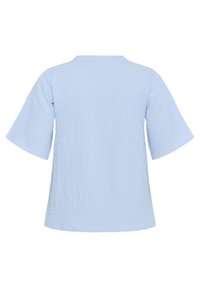 Haut bleu clair à manches courtes avec un tissu texturé, doté d'un col arrondi et d'une coupe ample. Le dos est uni sans ornements.