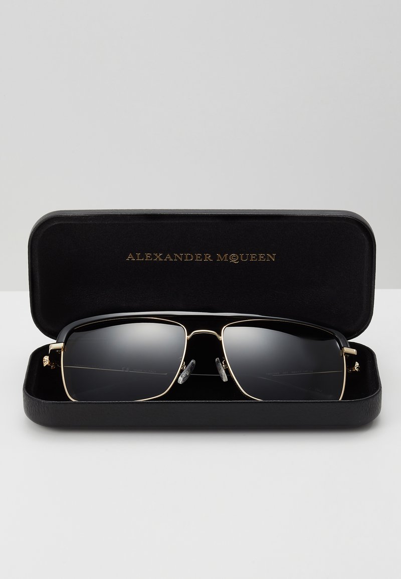 Herren Mützen, Hüte & Caps | Alexander McQueen SUNGLASS MAN Sonnenbrille gold-coloured/grey/goldfarben - SS33440 Herren Mützen, Hüte & Caps | Alexander McQueen SUNGLASS MAN Sonnenbrille gold-coloured/grey/goldfarben - SS33440