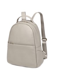 Zaino in pelle grigia chiara con forma arrotondata, tasca frontale con zip, spallacci regolabili e maniglia superiore. Texture liscia e design minimalista.