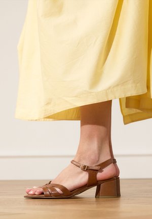 Manfield, Sandalen - cognac