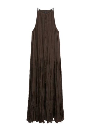 Bezrekawna, ciemnobrązowa, pofałdowana sukienka maxi z przodu zapinana na guziki i z dekoltem halter.