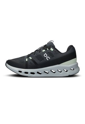 Schwarze Sportschuhe mit einem Obermaterial aus Mesh, das hellgrüne Akzente aufweist, einer gepolsterten Sohle mit Aussparungen und einem gebogenen Design für zusätzlichen Halt.