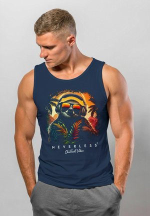 Marinefarbener Tanktop mit einem Faultier-Graphic, das Kopfhörer und Sonnenbrille trägt, umgeben von tropischen Blättern und einem Sonnenuntergangshintergrund, mit Text.