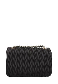 Borsa a tracolla nera in pelle trapuntata con motivo a zig-zag e tracolla in oro, forma rettangolare, esposta su uno sfondo bianco.