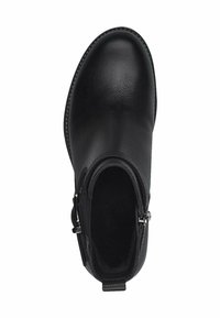 Botín de cuero negro hasta el tobillo con una superficie lisa, punta redondeada y cremalleras laterales. Presenta una costura mínima y un acabado texturizado.