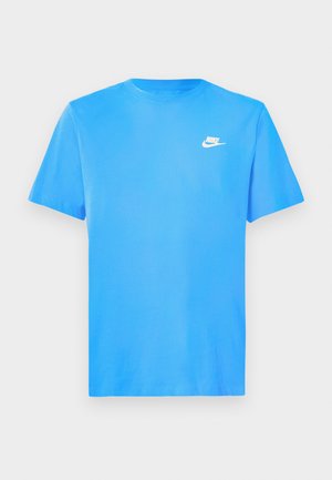 T-shirt en coton bleu avec un col rond, des manches courtes et un logo Nike blanc sur la poitrine gauche. Texture lisse, coupe standard, sans motifs.