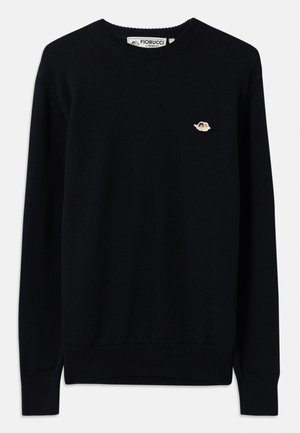 Sort strikket sweater med rund hals. Har lange ærmer og et lille broderet logo på brystet. Glat overflade og ribbet manchetter.