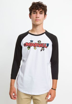 Hvid baseballtrøje med 3/4 sorte ærmer, med et grafisk motiv af Marvel-figurer i livlige farver og fed "MARVEL" tekst hen over fronten.