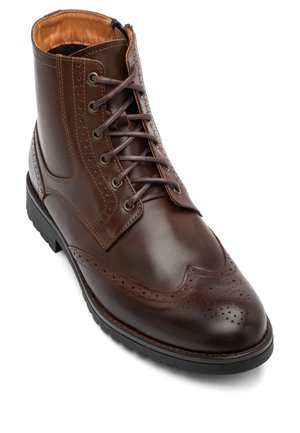 Brązowy skórzany botek za kostkę z wzorem brogue, sznurowadłami, zamkiem błyskawicznym i teksturowaną podeszwą. Gładkie wykończenie z precyzyjnymi perforacjami.