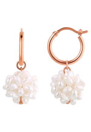 Orecchini a cerchio in oro rosa con un grappolo di perle bianche attaccate a una chiusura a cerniera sicura. Le perle hanno una superficie liscia e riflettente.
