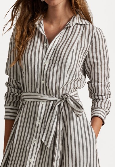 Vestido camisero de lino a rayas en gris y blanco, con botones, mangas largas, un cuello y un cinturón atado en la cintura para un ajuste ajustable.