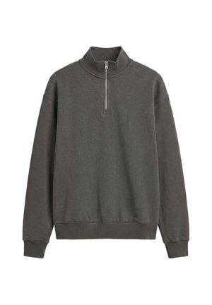 Donkergrijze pullover met lange mouwen, geribde boorden en zoom, met een hoge kraag en een halve ritssluiting aan de voorkant.
