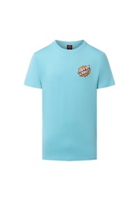 Camiseta de algodón azul claro con mangas cortas y cuello redondo, que presenta un pequeño logotipo gráfico en naranja y blanco en el lado izquierdo del pecho.