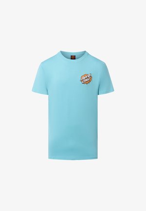 T-shirt di cotone azzurro chiaro con maniche corte e collo rotondo, caratterizzato da un piccolo logo grafico arancione e bianco sul lato sinistro del petto.
