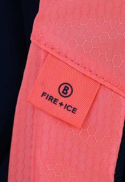 Tessuto corallo a trama esagonale con un accento nero. L'etichetta riporta "FIRE+ICE" in grassetto nero all'interno di un logo circolare.