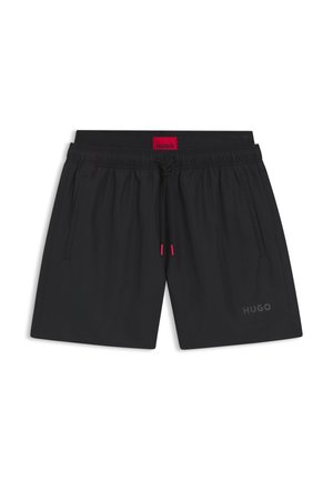 Schwarze Herren-Badeshorts mit elastischem Bund, schwarzem Kordelzug mit roten Enden, Seitentaschen und dezentem "HUGO"-Logo am linken Bein.