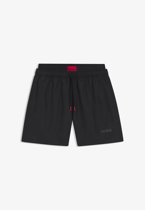 Shorts de bain noirs pour hommes avec taille élastique, cordon de serrage noir à embouts rouges, poches latérales, et logo "HUGO" discret sur la jambe gauche.