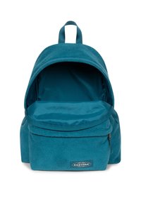 Mochila de forro polar en color teal con una parte superior redondeada, cierre con cremallera y bolsillo frontal. El interior está forrado con una tela suave de contraste.