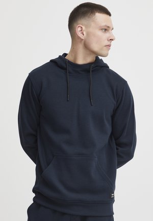 Dunkelblaues Hoodie aus weichem Material mit einer Kängurutasche, verstellbarem Kordelzug an der Kapuze und gerippten Bündchen.