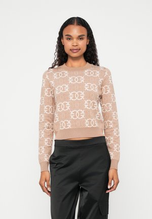 Beige gestrickter Pullover mit einem gemusterten Design, das ein wiederholtes Logo zeigt. Figurbetonter Schnitt, gerippter Halsausschnitt und lange Ärmel.