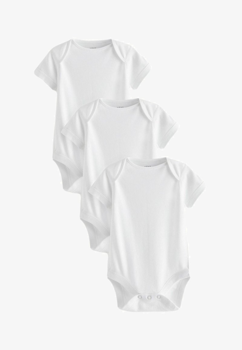 Trzy krótkie bawełniane body w kolorze białym z zapięciami na zatrzaski u dołu i okrągłymi dekoltami, o gładkiej, jednolitej fakturze.