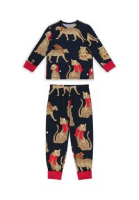 Pijamas de dos piezas en azul marino para niños, con mangas largas y pantalones, decorados con guepardos color beige que llevan bufandas rojas, gorros de Santa y coronas verdes.