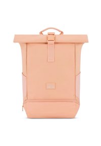 Růžovo-meruňkový batoh s rolovacím horním uzávěrem, přezkou, postranními kapsami a nášivkou s logem vpředu. Hladký povrch a obdélníkový tvar.